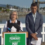 Elizabeth May et Jonathan Pedneault, à Sidney, sur l'île de Vancouver, le 31 août 2022.