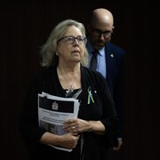 La cheffe du Parti vert du Canada, Elizabeth May, tenant une copie caviardée du rapport du Comité des parlementaires sur la sécurité nationale et le renseignement (CPSNR).