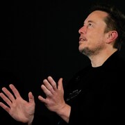 Elon Musk en pleine discussion.