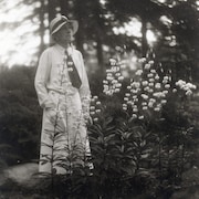 Elsie Reford en réflexion dans son jardin