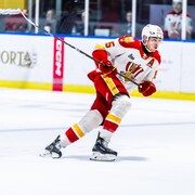 Émile Chouinard dans l'uniforme du Drakkar, en action sur la patinoire.