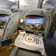 Deux suites de premi&egrave;re classe o&ugrave; un repas est pr&eacute;sent&eacute;.