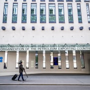 Vue de l'avant d'un bâtiment qui comporte le logo de l'OPEP.