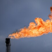 Une torchère brûle un excès de gaz dans une installation de traitement près de Crossfield (Alberta), le mardi 13 juin 2023.