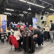 L'enregistrement de l'émission spéciale du Francothon 2024 se fait lors du brunch communautaire organisé par l'Association communautaire fransaskoise de Regina au Bistro du Carrefour des Plaines, le 27 avril 2024.