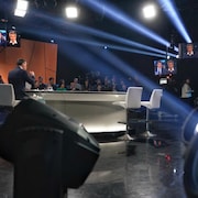 Patrice Roy speaks surrounded by an audience on a television set.