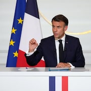  Le président français Emmanuel Macron sur une tribune.
