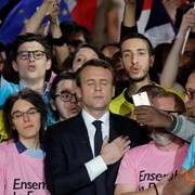 Emmanuel Macron entouré de partisans portant des chandails avec son slogan de campagne "Ensemble la France".