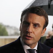 Le candidat d'En Marche!, Emmanuel Macron, répond aux questions des journalistes lors d'une visite au Mémorial des martyrs de la déportation, à Paris.