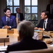 Emmanuel Macron et Justin Trudeau discutent autour d'une table au G 7.