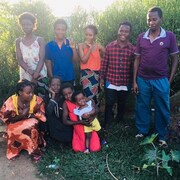 Une famille dans un camp de réfugiés.