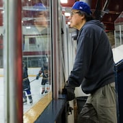 Doug Cheechoo dépiste les meilleurs talents du hockey autochtone du Nord de l’Ontario, depuis 30 ans.  