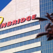 Façade d'un bâtiment de Enbridge avec son logo.
