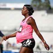 Alysia Montano, enceinte, se prépare pour la course de 800 m lors d'une compétition disputée à Sacramento, en Californie. 