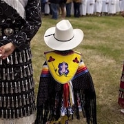 Autochtones aux costumes traditionnels