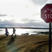 Deux enfants à Iqaluit.
