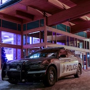 Une autopatrouille de la SQ devant l'Hôtel Valcartier.