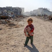 Un enfant palestinien déplacé marche au milieu des débris laissés par la guerre en cours entre Israël et le Hamas. 