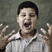 Un enfant démontrant des signes de violence à l'école. 