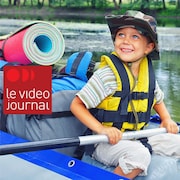 Enfant dans un canoe.