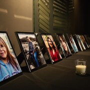 Les photos des victimes sont affichées au Centre Kerry Vickar de Melfort pour l'enquête du coroner des attaques au couteau survenues le 4 septembre 2022 dans la Première Nation crie James Smith et le village de Weldon, en Saskatchewan, le 15 janvier 2024.