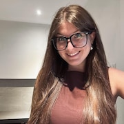 Une jeune bachelière en enseignement primaire qui sourit pour la photo.