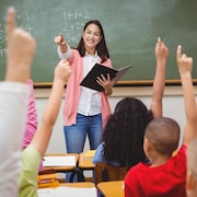 Une enseignante en classe avec ses élèves dans une école primaire.