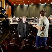 Le journaliste Charles-Antoine Boulanger et le chef de l'Orchestre symphonique de Trois-Rivières, Alain Trudel, en entrevue à la salle J.-Antonio-Thompson.