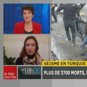 Julie Drolet en entrevue vidéo avec Miriane Demers-Lemay, à côté d'images de secouristes au travail après le séisme.