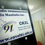 Autocollant de la radio Envol 91 FM sur un meuble des bureaux de la station. 