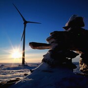 Une éolienne installée par Tugliq Énergie à la mine Raglan, au Nunavik, en 2015.