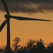 Une éolienne lors d'un coucher de soleil.