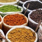Un marché avec une variété d'épices. 