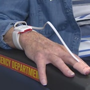 Un appareil attaché à la main d'un patient.