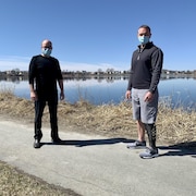 Éric Brunette et Francis Pépin devant le lac Osisko.