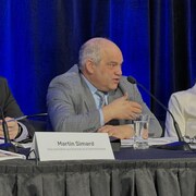 Éric Ducharme en conférence de presse.