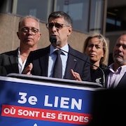 Éric Duhaime a tenu une conférence de presse devant les bureaux du ministère des Transports à Québec.