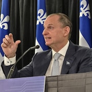 Eric Girard en conférence de presse.