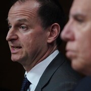 Les deux hommes en conférence de presse.