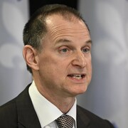 Eric Girard parle en conférence de presse.