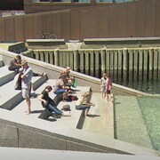 Des escaliers sont ancrés dans l'eau au port d'Halifax dans l'espace public du Queen's Marque. 