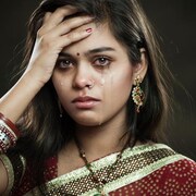 Une Indienne en pleurs.