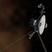 Représentation artistique de la sonde Voyager 1 entrant dans l'espace intersidéral.