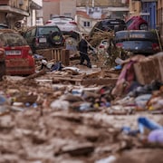 Une femme marche dans une rue inondée à Valence le samedi 2 novembre 2024.
