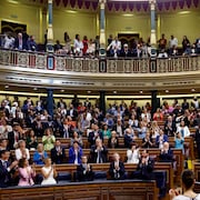 Le premier ministre espagnol Pedro Sanchez et d'autres membres du Parlement applaudissent, après l'approbation d'un projet de loi accordant l'amnistie aux personnes impliquées dans la tentative d'indépendance ratée de la Catalogne en 2017.