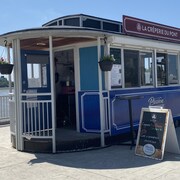 Le kiosque de la crêperie Ker Breizh situé sur l'Esplanade Riel à Winnipeg a eu une vitre cassée, elle a été recouverte d'une protection bleue le temps qu'elle soit de nouveau réparée.