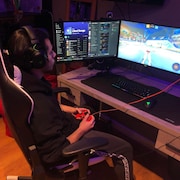 Un cyberathlète fait une partie du jeu Rocket League.
