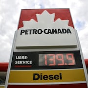 Sur l'enseigne d'une station-service, l'indicateur de prix affiche 139.9 pour l'essence en libre-service.