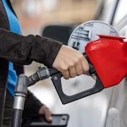Une personne qui met de l'essence dans sa voiture.