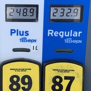 Le prix à la pompe pour l'essence avec un indice d'octane 91 est de 256,9 cents, pour l'indice d'octane de 89, 248,9 cents et pour l'essence ordinaire avec un indice d'octane de 87, il est de 232,9 cents.